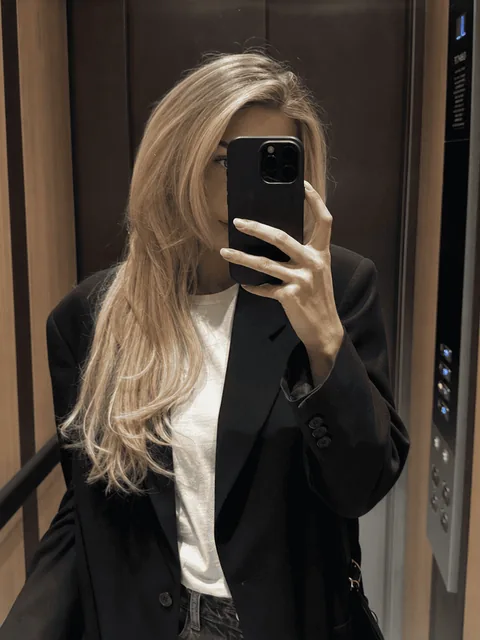 Kundin mit dunkelblonden Haaren nach Haarverlängerung